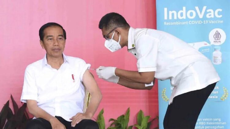 Vaksinasi Booster Kedua Lansia, Bio Farma Produksi 5 Juta Dosis Vaksin IndoVac 1 Presiden Joko Widodo (kiri) menerima suntikan vaksin COVID-19 IndoVac dosis "booster" kedua di halaman Istana Kepresidenan Bogor, Jawa Barat, Kamis (24/11/2022). ANTARA FOTO/Biro Pers Setpres/Lukas/Handout/wsj.