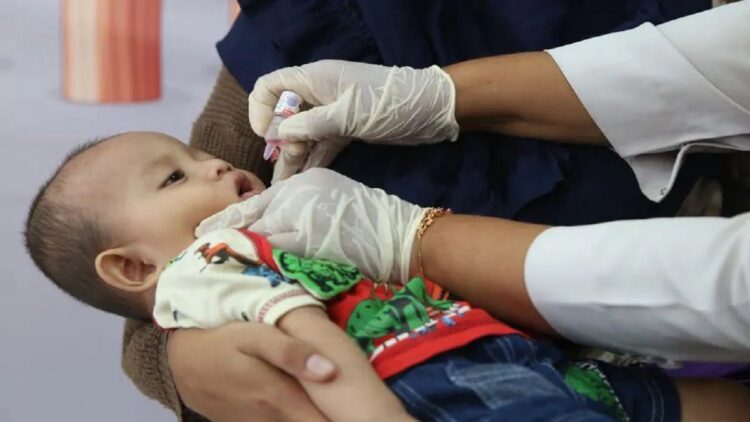 Balita mendapat imunisasi vaksin polio tetes (Oral Poliomyelitis Vaccine) yang diberikan petugas kesehatan Puskesmas Ulee Kareng di Banda Aceh, Aceh, Senin (21/11/2022). ANTARA FOTO / Irwansyah Putra/aww. (ANTARA FOTO/IRWANSYAH PUTRA)