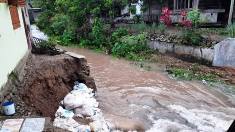 Tanggul Sungai Cangkar, Kecamatan Sungai Pagu, terban setelah dihantam arus sungai setelah hujan deras melanda daerah itu pada Rabu (9/11). (ANTARA/HO-BPBD Solok Selatan)