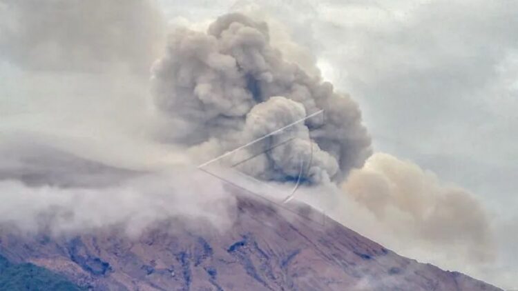 Gunung Kerinci mengembuskan gas dan material ke udara yang terlihat dari Kayu Aro, Kerinci, Jambi, Sabtu (5/11/2022). Gunung Kerinci yang masih berada pada level II (waspada) itu kembali mengalami erupsi. (ANTARA FOTO/Wahdi Septiawan/YU)