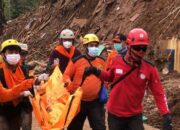 Tertimbun di Kedalaman 7 Meter, TRC Semen Padang Evakuasi 4 Korban Gempa di Desa Cijedil