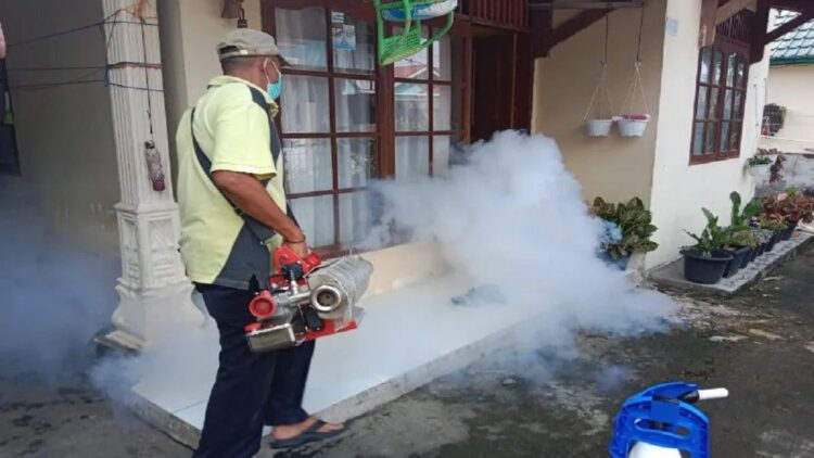 Petugas Dinkes Agam sedang melakukan fogging di Perumahan Talago Permai, Sabtu (29/10). (Antara/Yusrizal)