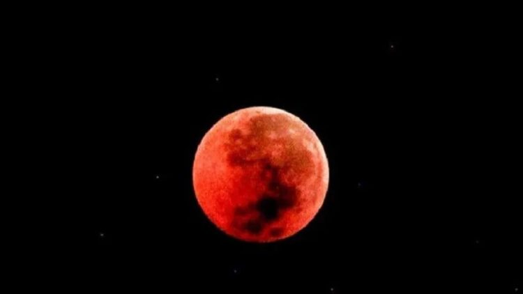 Bulan tampak berwarna merah darah saat terjadinya fenomena gerhana bulan total di langit Indramayu, Jawa Barat, Sabtu (28/7). Gerhana bulan total tahun ini merupakan fenomena langka karena terjadi selama 1 jam 43 menit atau merupakan gerhana terlama yang terjadi di abad ini. (ANTARA JABAR/Dedhez Anggara/agr/18)