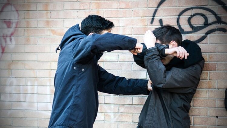 Dianiaya 2 Senior, Anggota TNI Yonif 614/Raja Pandita Tewas 1 Ilustrasi penganiayaan. FOTO/iStockphoto