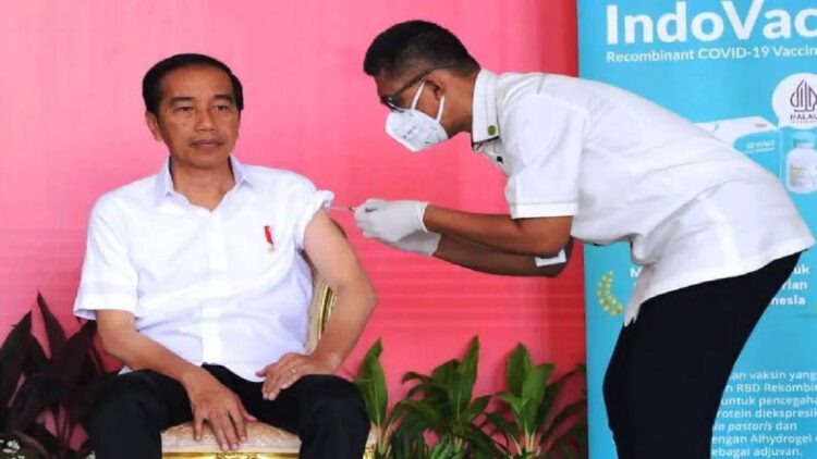 Presiden Joko Widodo mendapat suntikan vaksinasi COVID-19 "booster" kedua menggunakan vaksin Indovac di di Istana Bogor, Jawa Barat, Kamis (24/11/2022). ANTARA/HO-Lukas-Biro Pers Sekretariat Presiden