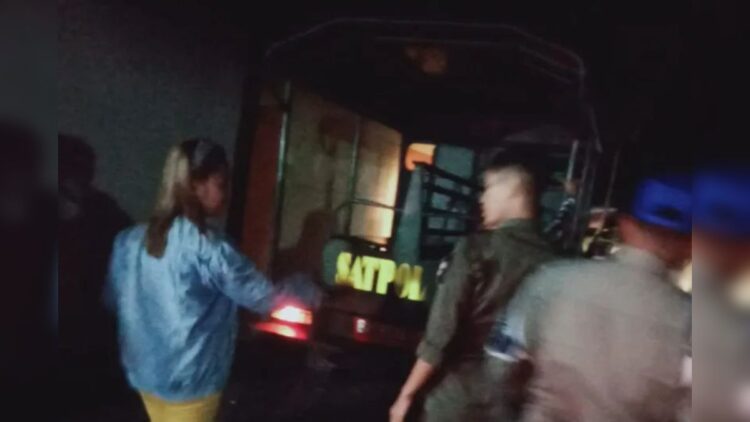 Pengunjung kafe yang diamankan Satpol PP Damkar Agam. (Antara/HO- Satpol PP Damkar Agam)