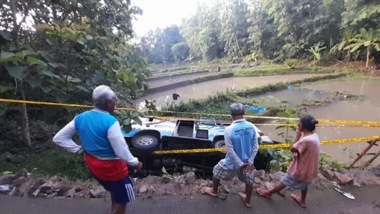 Kondisi minibus yang terperosok setelah tidak kuat menanjak, Senin (21/11/2022) malam. (Luthfi Sobri Marzuqi/Solopos)