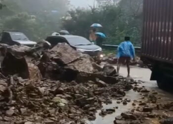 Longsor batu karang di Sitinjau Lauik, Kota Padang
