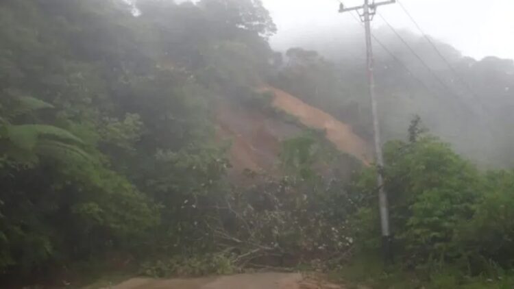 Jalan Provinsi di Malalak Agam Kembali Tertimbun Longsor 1 Longsor kembali terjadi di jalur Malalak