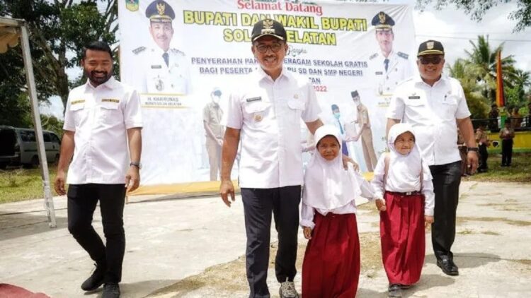 Bupati Solok Selatan, Khairunas (tengah), bersama Ketua DPRD Solok Selatan Zigo Rolanda (kiri) dan didampingi Sekda Pemkab Solok Selatan Syamsurizaldi (kanan) menghadiri pembagian seragam gratis. (ANTARA/HO-Diskominfo Solok Selatan)