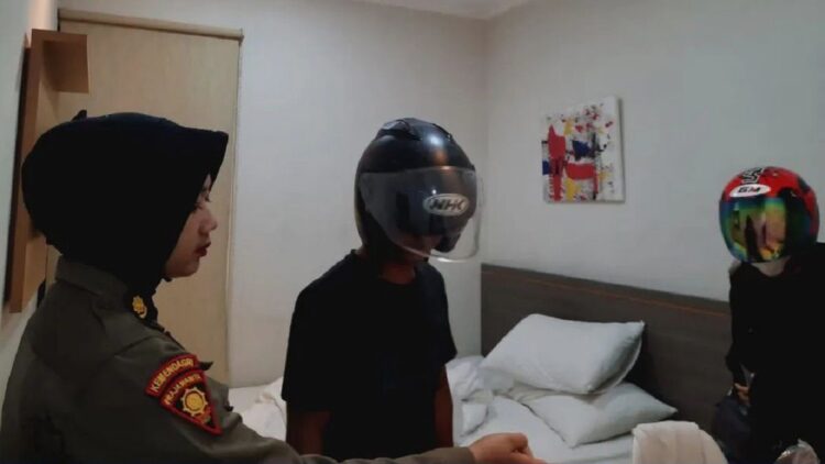 Pasangan Ilegal Kembali Ditangkap Saat 'Ngamar' di Padang 1 Pasangan ilegal diamankan Satpol PP Padang