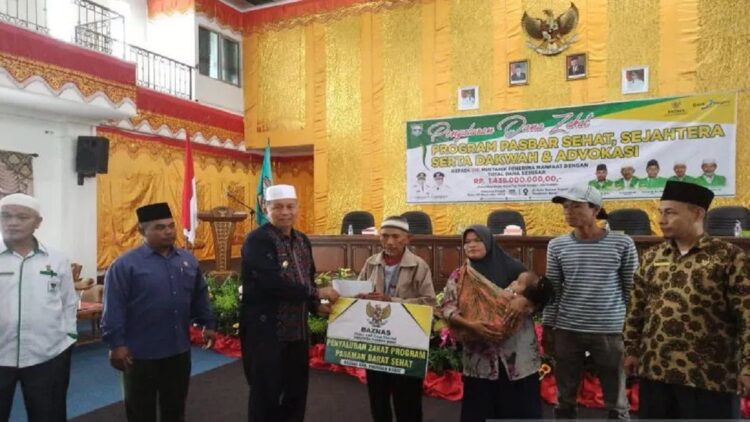 Pemkab Pasbar Salurkan Rp1,4 Miliar Dana Zakat kepada 226 Mustahik 1 Pemkab Pasaman Barat salurkan Rp1,4 miliar dana zakat kepada 226 mustahik di daerah itu, Rabu. (Antara)