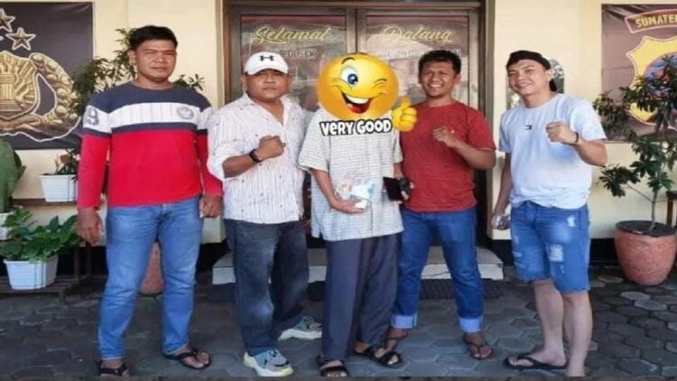 Asyik Main Togel di Tribun Lapangan Imam Bonjol, Pria Ini Diciduk Polisi 1 Penangkapan pelaku togel oleh personel Polsek Padang Selatan