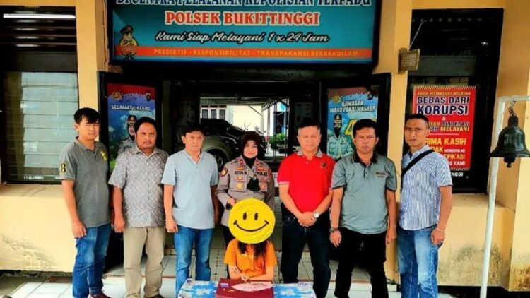 Kabur ke Solok Selatan, Perempuan Pencuri Emas Ditangkap Polisi Bukittinggi 1 Pelaku pencuri emas LS (26) berhasil ditangkap Polisi di daerah Muaro Labuh, Solok Selatan. (ANTARA/Alfatah)