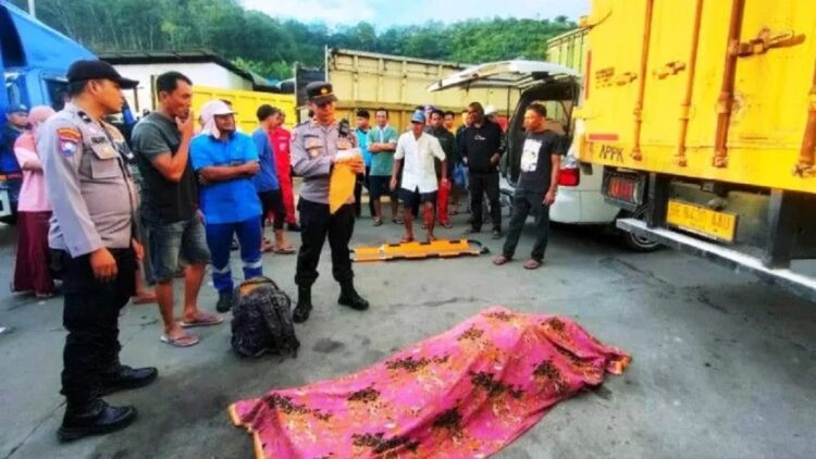 Usai Dijemput Keluarga, Polisi Hentikan Penyelidikan Kasus Penemuan Mayat di Dharmasraya 1 Kapolsek Pulaupunjung Iptu Rasfaisal (kanan) saat berada di lokasi tempat kejadian perkara di SPBU Sialang, Kecamatan Pulau Punjung, Kabupaten Dharmasraya, Kamis (24/11). (Antara/HO-Polsek Pulaupunjung)