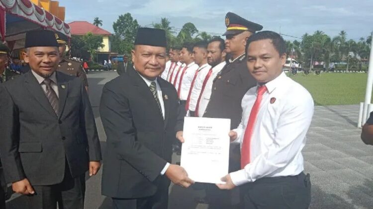 Ungkap Kasus Perampokan, Personel Polres Agam Dapat Penghargaan 1 Wakil Bupati Agam Irwan Fikri menyerahkan piaga penghargaan kepada Kasat Reskrim Polres Agam AKP RJ. Agung Pratomo. (Antara)