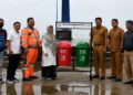 Penyerahan bak sampah dari PT Semen Padang untuk Pantai Padang