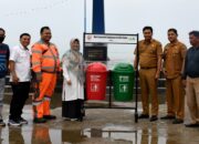 Semen Padang Serahkan Bak Sampah untuk Pantai Padang