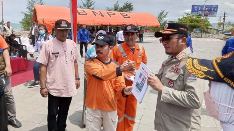 BPBD Padang Gelar Tsunami Fun Drill 1 Penyerahan sertifikat tsunami ready community