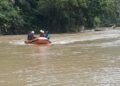 Penyisiran sungai yang dilakukan Basarnas terhadap korban perahu terbalik di Solsel