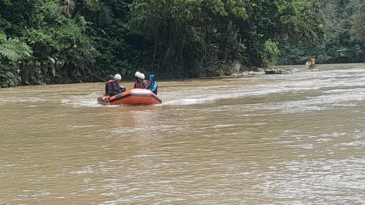 Korban Perahu Terbalik di Solsel Ditemukan, Kondisinya Meninggal 1 Penyisiran sungai yang dilakukan Basarnas terhadap korban perahu terbalik di Solsel