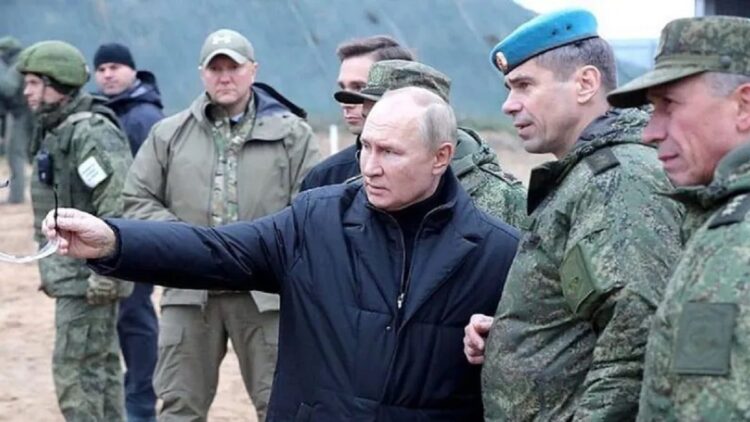 Presiden Rusia Vladimir Putin pada Kamis (20/10/2022) menginspeksi pelatihan personel rekrutan baru yang akan berpartisipasi dalam operasi militer khusus di Ukraina, demikian disampaikan Kremlin dalam sebuah pernyataan. (ANTARA/XINHUA/pri)