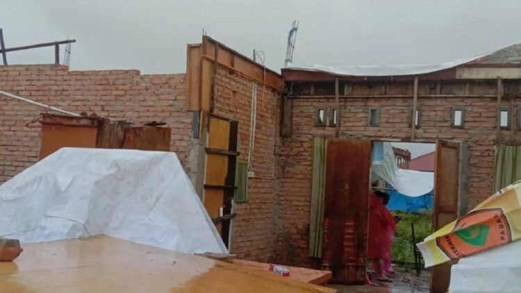 Atap Rumah di Padang Diterbangkan Angin Saat Hujan Deras 1 Rumah yang atapnya diterbangkah angin kencang di Padang