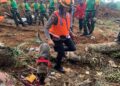 Seekor anjing K9 dikerahkan mencari korban hilang gempa Cianjur