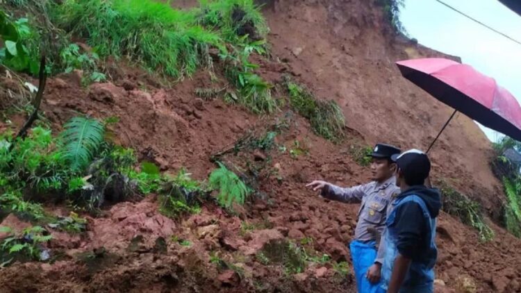 Tanah Longsor Timbun Jalan Provinsi di Agam, Jalur Sicincin-Malalak Ditutup Sementara 1 Ilustrasi - (ANTARA/Ahmad Fikri). (Ahmad Fikri)