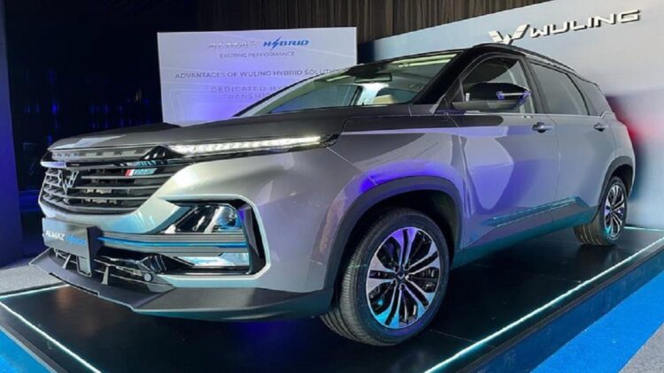 Wuling Almaz hybrid yang baru meluncur untuk pasar Indonesia. (ANTARA/Chairul Rohman)
