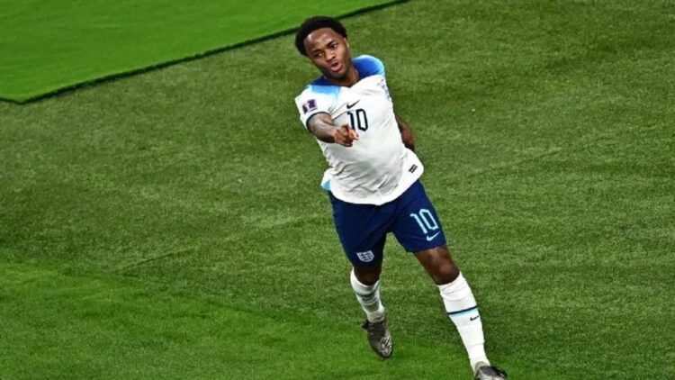 Gegara Rumah Dirampok, Raheem Sterling Terpaksa Tinggalkan Timnas Inggris 1 Penyerang Inggris Raheem Sterling melakukan selebrasi setelah mencetak gol dalam pertandingan Grup B Piala Dunia 2022 melawan Iran di Khalifa International Stadium, Doha pada 21 November 2022. ANTARA/AFP/ANNE-CHRISTINE POUJOULAT