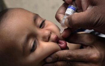 Ilustrasi seorang bayi saat divaksin polio. (AP Photo)