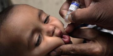 Ilustrasi seorang bayi saat divaksin polio. (AP Photo)