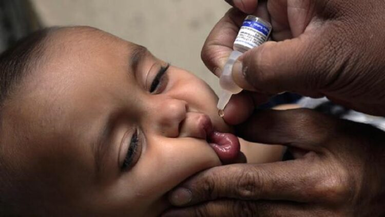 Imunisasi Polio Tahap Pertama Diperpanjang, Pemko Padang Klaim Belum Capai Target 1 Ilustrasi seorang bayi saat divaksin polio. (AP Photo)