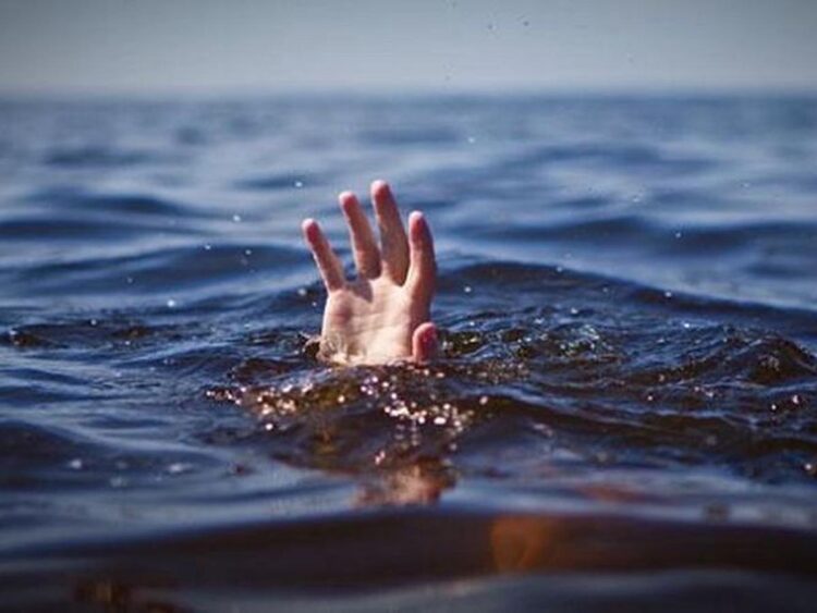 Berenang di Pantai Tan Sridano Pessel, Bocah 12 Tahun Hilang Terseret Ombak 1 098860700 1632916862 ilustrasi tenggelam