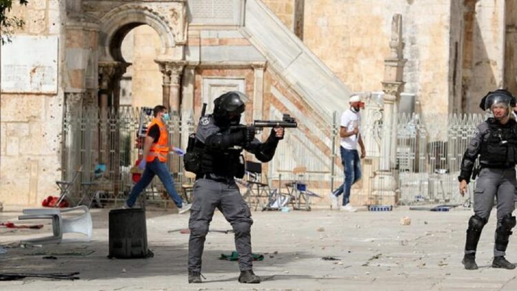 Tembak Mati 3 Warga Palestina, Pasukan Israel Bunuh 164 Orang Sepanjang Tahun 1 Ilustrasi anggota polisi Israel terlibat bentrok dengan warga Palestina di kompleks Masjid Al Aqsa, di Kota Tua Yerusalem. (net)