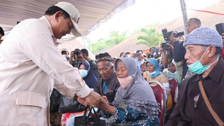 Ditanya soal Ajakan PKS Gabung Koalisi Perubahan, Prabowo Jawab Begini 1 Menteri Pertahanan Prabowo Subianto mengunjungi warga terdampak erupsi Gunung Semeru di Lumajang, Jawa Timur, Kamis, 8 Desember 2022. (Dok: Tim Media Prabowo Subianto)