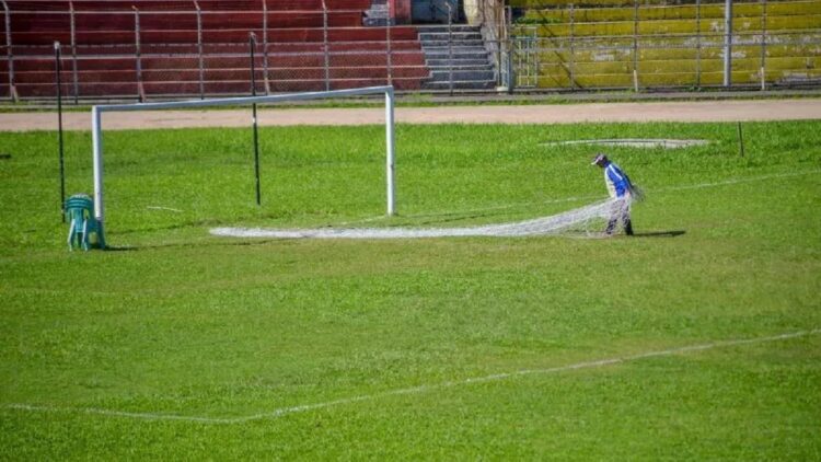 Pekerja mencopot jaring gawang di lapangan Stadion GOR H. Agus Salim, Kota Padang, Sumatera Barat, Senin (4/7/2022). ANTARA FOTO/Iggoy el Fitra/wsj.