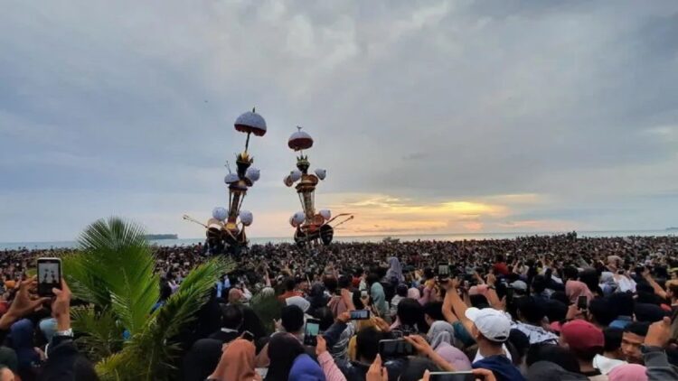 Ilustrasi ribuan wisatawan terlihat menyaksikan dan mengabadikan dengan telepon genggam proses pembuangan tabuik ke laut pada pelaksanaan  Pesona Hoyak Tabuik Budaya Piaman 2022 di Pariaman. (Antara/Aadiat MS)