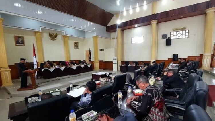 Sejumlah anggota DPRD Pariaman, Sumbar mengikuti rapat paripurna di Gedung DPRD setempat. ANTARA/Aadiaat M. S.