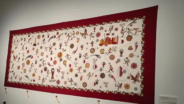 Batik bertema Piala Dunia 2022 Qatar yang dipamerkan dalam The Exotic Indonesian Batik Heritage Exhibition di Galeri 1 Gedung 47, kompleks kebudayaan Katara, Doha, Qatar, sebagaimana dikunjungi pada Minggu (4/12/2022). (ANTARA/Gilang Galiartha)