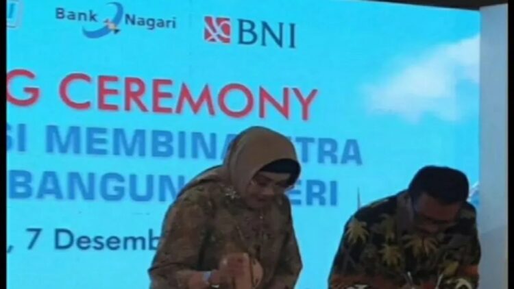Wakil Dirut BNI Adi Sulistyowati (kiri) dan Dirut Bank Nagari Muhammad Irsyad teken PKS pengembangan ekosistem keuangan. (ANTARA/HO)