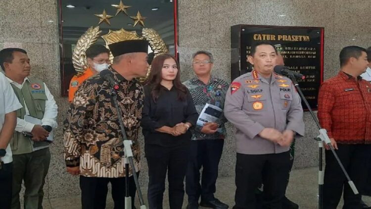 Amankan Nataru, Polri Kerahkan 166.000 Personel saat Operasi Lilin 2022 1 Kepala Kepolisian Indonesia, Jenderal Polisi Listyo S Prabowo (tengah), memberikan keterangan pers kesiapan pengamanan Natal 2022 dan Tahun Baru 2023 di Mabes Polri, Jakarta, Jumat (16/12/2022). ANTARA/Laily Rahmawaty
