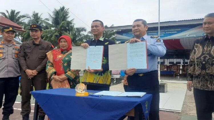 Wali Kota Pariaman, Sumbar Genius Umar (kiri) menunjukkan surat kerjasama Sekolah di Balik Jeruji di Pariaman, Kamis. ANTARA/Aadiaat M. S.