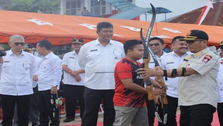 Resmikan Sekolah Memanah, Ini Harapan Wali Kota Padang 1 Wali Kota Padang Hendri Septa meresmikan sekolah memanah di Satpol PP Padang. (Istimewa)