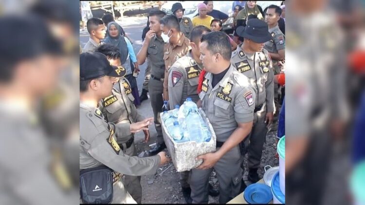 Aparat Satpol PP Padang kembali menertibkan PKL di tepi pantai Jalan Samudera. (Dok.Satpol PP Padang)