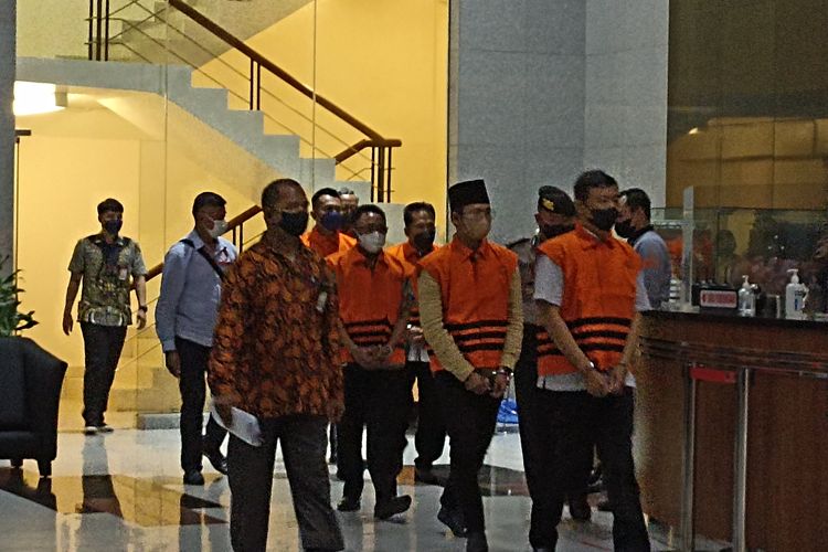 Bupati Bangkalan Ditangkap KPK, Gunakan Rp5,3 M Uang Rasuah untuk Survei Elektabilitas 1 Bupati Bangkalan, Jawa Timur, Abdul Latif Amin Imron dan lima tersangka dugaan lelang jabatan digelandang penyidik dengan tangan diborgol. Mereka mengenakan rompi oranye KPK, Rabu (7/12/2022) malam.(KOMPAS.com/Syakirun Ni'am)