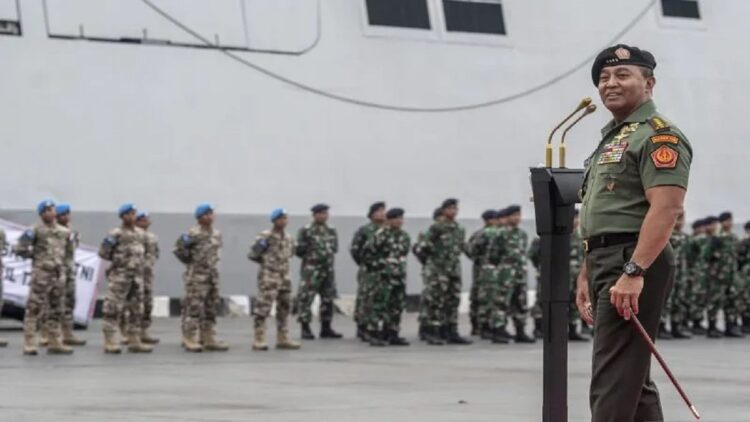 Panglima TNI Jenderal Andika Perkasa memimpin upacara pelepasan Satgas Maritim Task Force (MTF) TNI Kontingen Garuda XXVIII-N/UNIFIL Tahun 2022 di Kolinlamil Tanjung Priok, Jakarta, Kamis (1/12/2022). ANTARA FOTO/Muhammad Adimaja/rwa