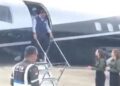 Anies Baswedan turun dari private jet saat kunungan ke Padang.