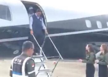 Anies Baswedan turun dari private jet saat kunungan ke Padang.